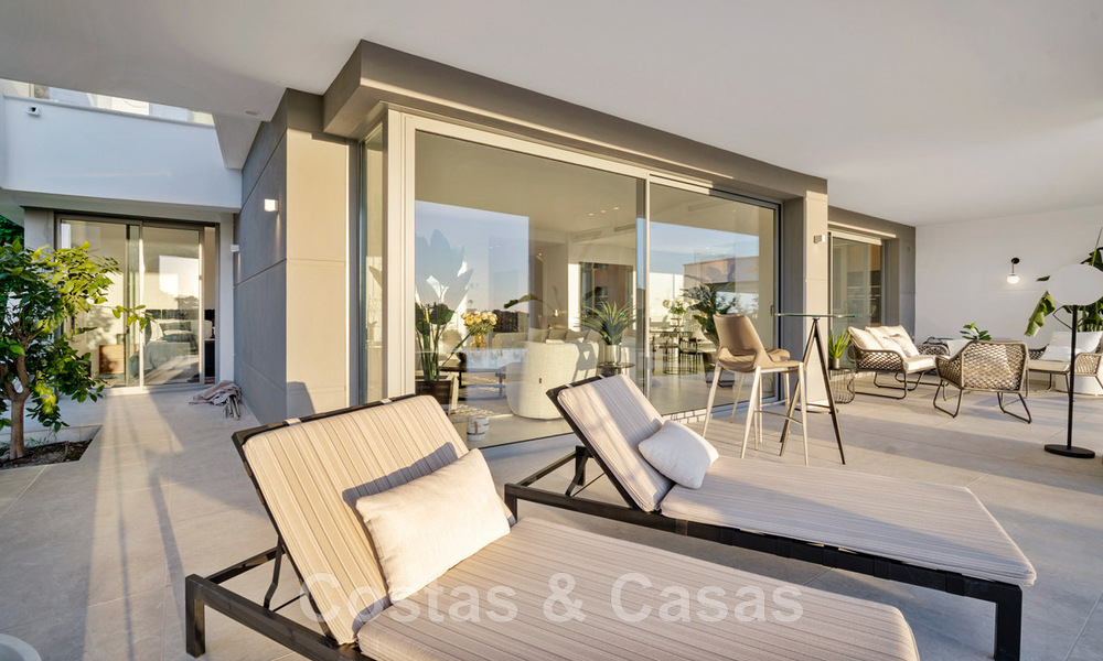 Spacieuse villa de luxe à vendre, conçue dans un style architectural moderne, avec vue sur le golf et la mer, dans un complexe de golf fermé situé à l'est du centre de Marbella 47324