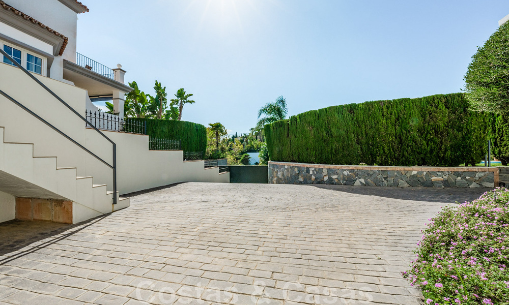 Charmante villa andalouse à vendre avec vue sur le terrain de golf dans un quartier résidentiel très convoité de La Quinta, Benahavis - Marbella 47705