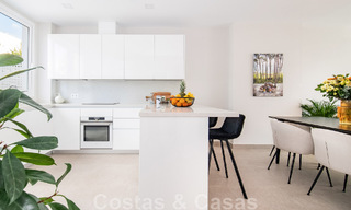 Nouvelle maison contemporaine à vendre à distance de marche de Puerto Banus et de la plage dans un complexe fermé à Nueva Andalucia, Marbella 48674 