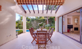 Villa andalouse indépendante à vendre avec un grand potentiel, située en position élevée et entourée de terrains de golf à Benahavis - Marbella 49585 