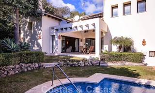 Villa andalouse indépendante à vendre avec un grand potentiel, située en position élevée et entourée de terrains de golf à Benahavis - Marbella 49599 