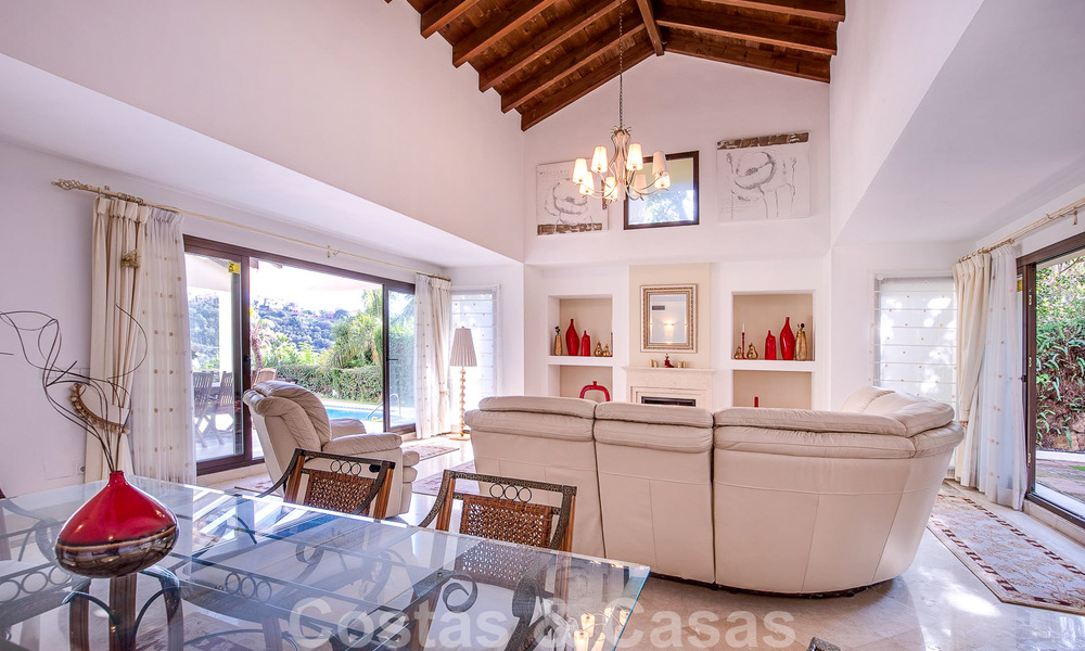 Villa andalouse indépendante à vendre avec un grand potentiel, située en position élevée et entourée de terrains de golf à Benahavis - Marbella 49605