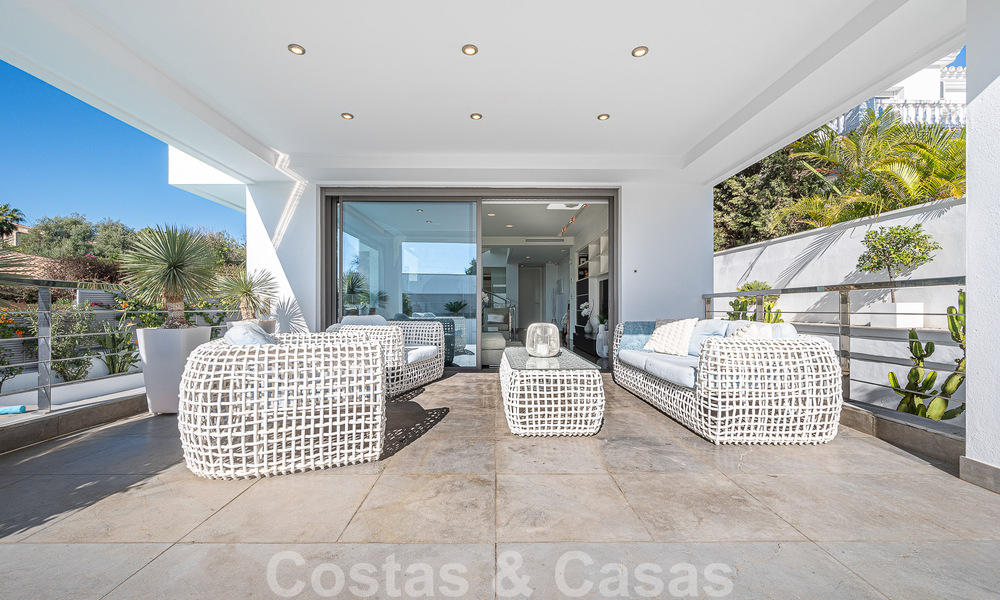 Vente d'une villa de luxe au style architectural contemporain avec vue sur la mer, située dans un quartier résidentiel recherché du Golden Mile de Marbella 50201