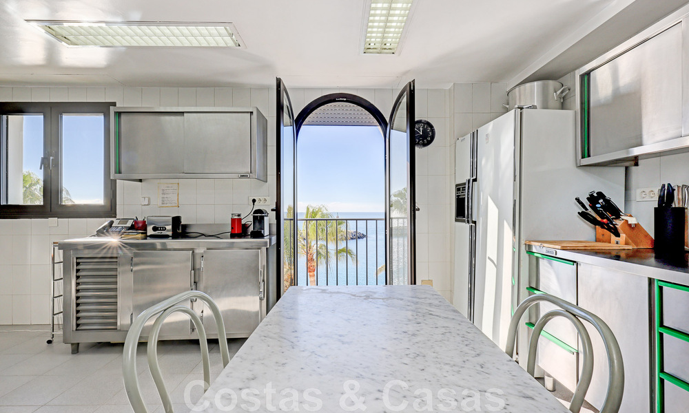 Vente d'un gigantesque duplex penthouse avec vue imprenable sur la mer, sur la plage de la marina de Puerto Banus, à Marbella 49162