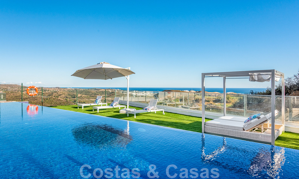 Spacieux penthouse à vendre, prêt à être emménagé, avec piscine privée et vue panoramique sur le golf et la mer, à proximité d'un club de golf très prisé à La Cala, Mijas 50475