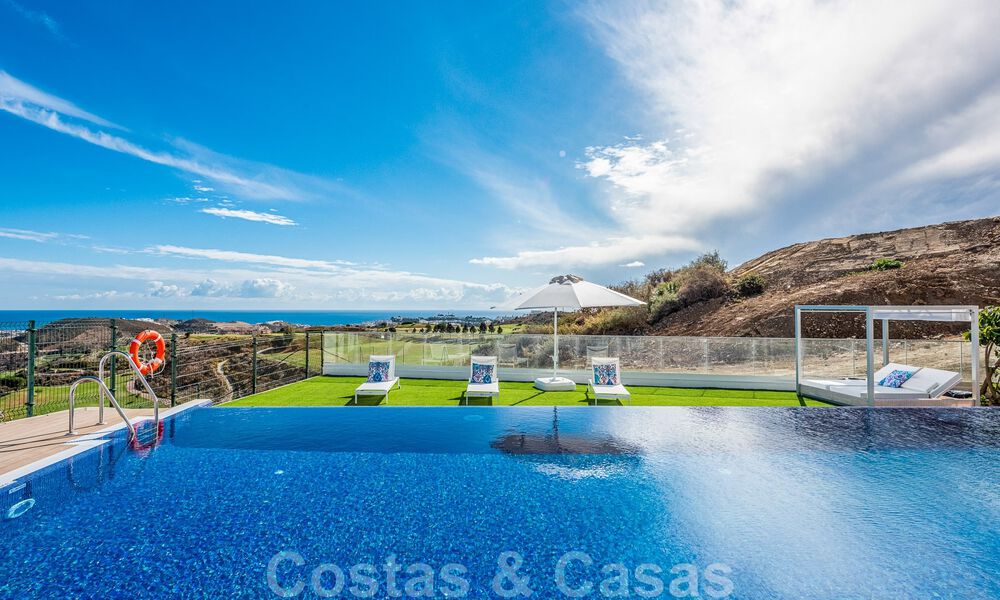 Spacieux penthouse à vendre, prêt à être emménagé, avec piscine privée et vue panoramique sur le golf et la mer, à proximité d'un club de golf très prisé à La Cala, Mijas 50485