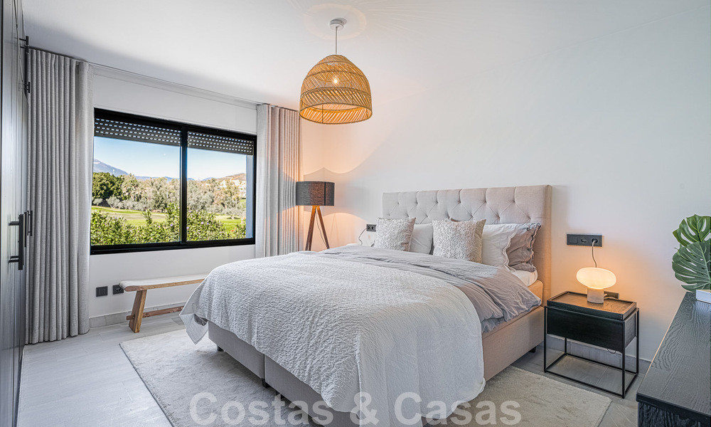 Villa contemporaine indépendante à vendre avec de charmants espaces extérieurs et une piscine chauffée à Nueva Andalucia, Marbella 51076