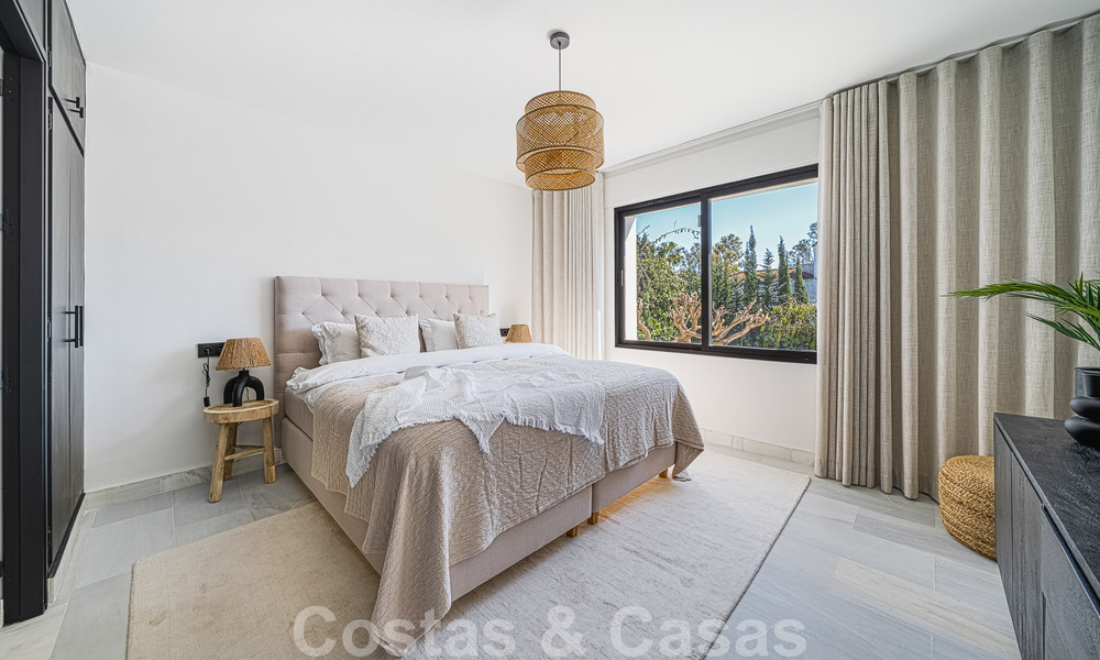 Villa contemporaine indépendante à vendre avec de charmants espaces extérieurs et une piscine chauffée à Nueva Andalucia, Marbella 51081