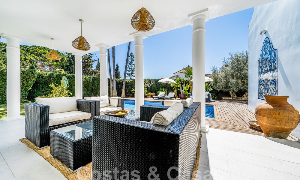 Villa de luxe à vendre dans un style architectural andalou à l'est du centre de Marbella, à deux pas des dunes et de la plage 52653
