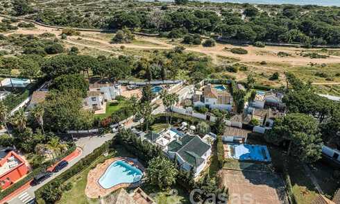 Villa de luxe à vendre dans un style architectural andalou à l'est du centre de Marbella, à deux pas des dunes et de la plage 52670