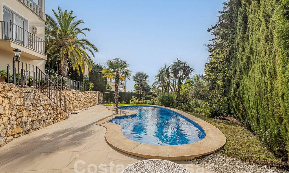 Villa traditionnelle méditerranéenne de luxe à vendre avec vue sur la mer dans une communauté fermée sur le Golden Mile de Marbella 54401