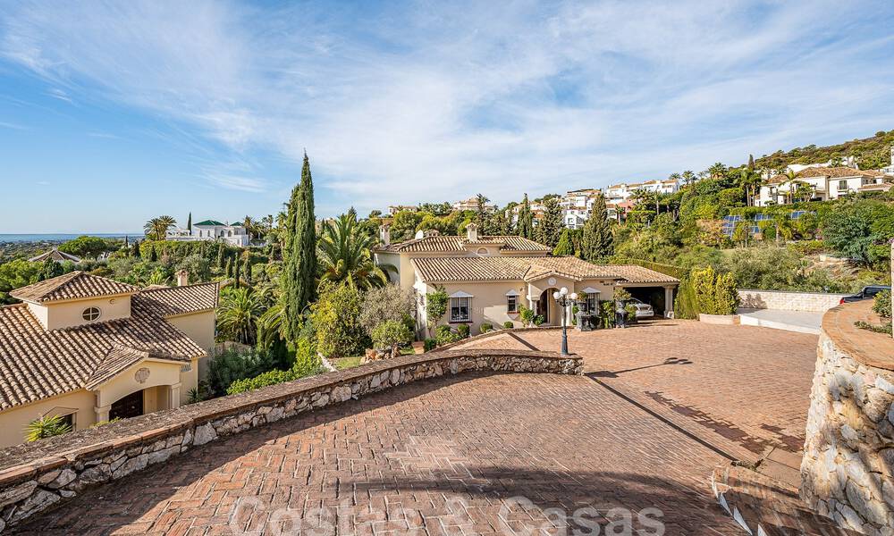 Villa traditionnelle méditerranéenne de luxe à vendre avec vue sur la mer dans une communauté fermée sur le Golden Mile de Marbella 54402