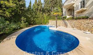 Villa traditionnelle méditerranéenne de luxe à vendre avec vue sur la mer dans une communauté fermée sur le Golden Mile de Marbella 54406 