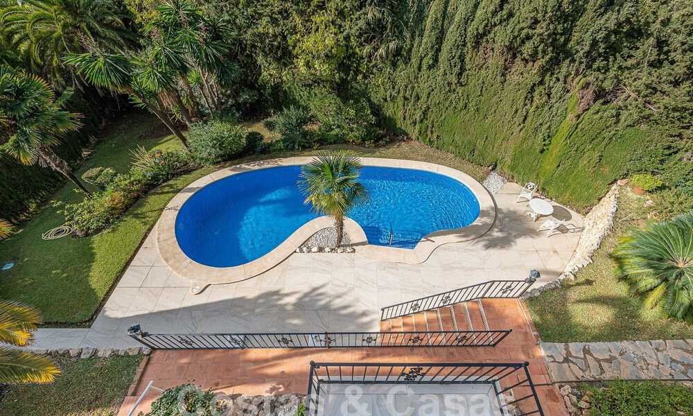 Villa traditionnelle méditerranéenne de luxe à vendre avec vue sur la mer dans une communauté fermée sur le Golden Mile de Marbella 54408