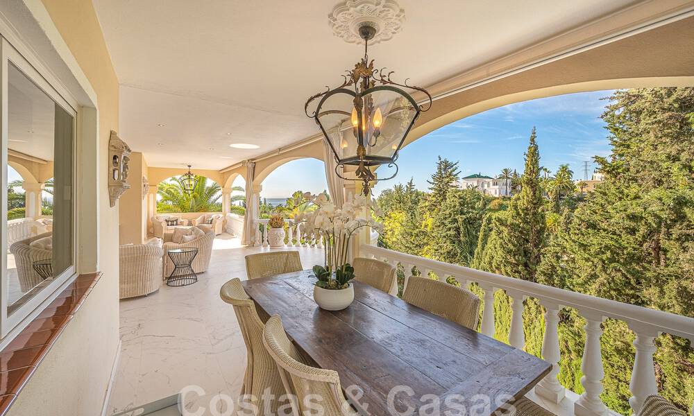 Villa traditionnelle méditerranéenne de luxe à vendre avec vue sur la mer dans une communauté fermée sur le Golden Mile de Marbella 54410