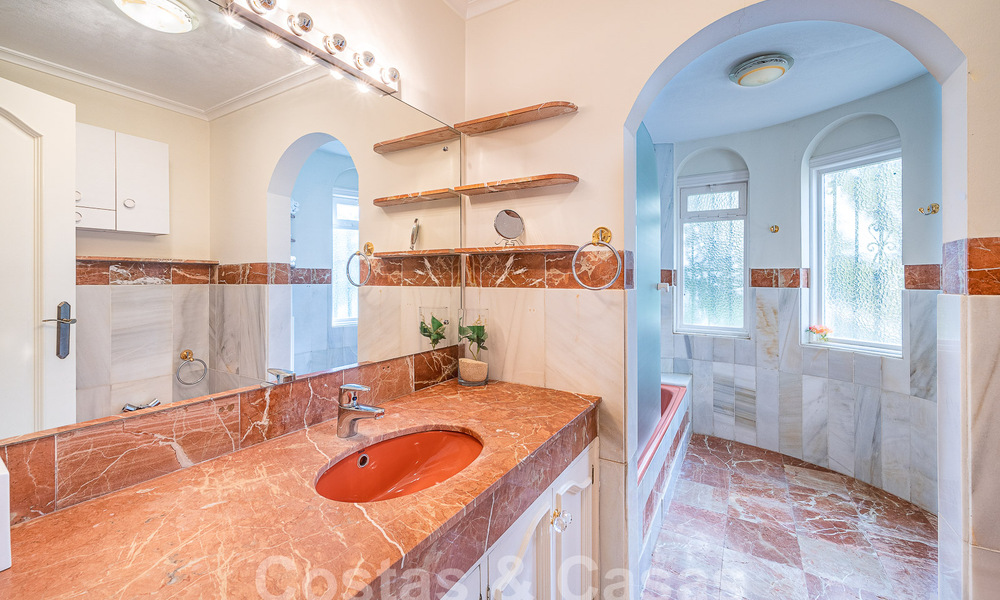 Villa traditionnelle méditerranéenne de luxe à vendre avec vue sur la mer dans une communauté fermée sur le Golden Mile de Marbella 54413