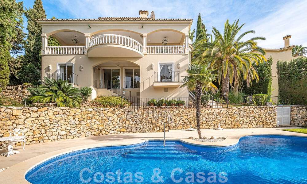 Villa traditionnelle méditerranéenne de luxe à vendre avec vue sur la mer dans une communauté fermée sur le Golden Mile de Marbella 54415