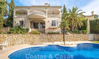Villa traditionnelle méditerranéenne de luxe à vendre avec vue sur la mer dans une communauté fermée sur le Golden Mile de Marbella 54415 