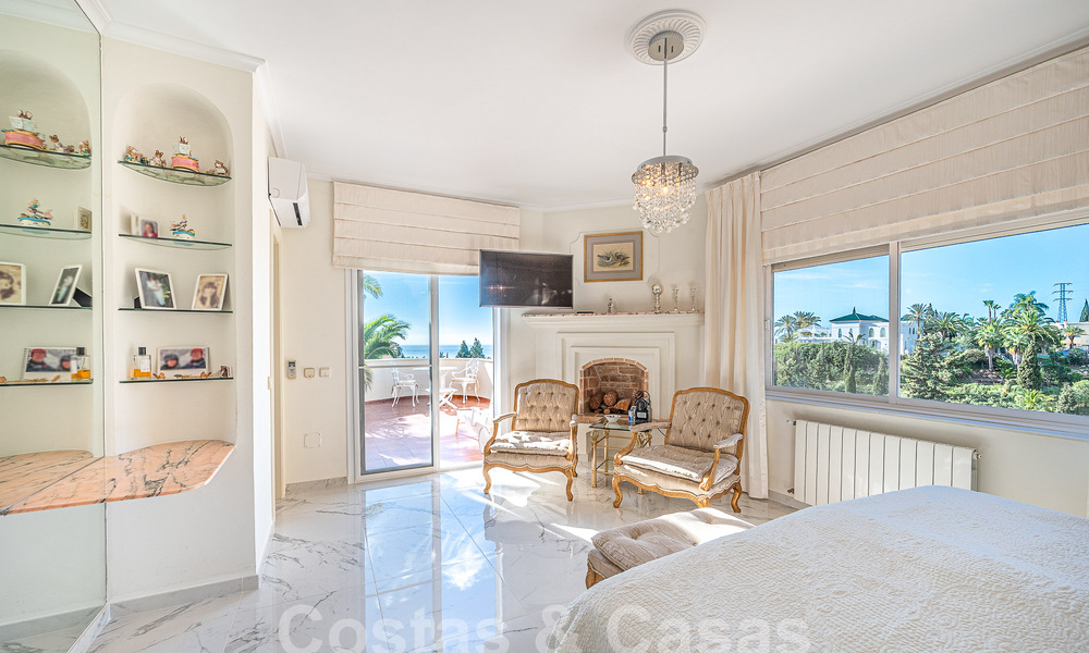 Villa traditionnelle méditerranéenne de luxe à vendre avec vue sur la mer dans une communauté fermée sur le Golden Mile de Marbella 54417