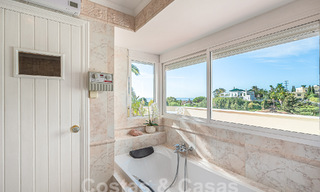 Villa traditionnelle méditerranéenne de luxe à vendre avec vue sur la mer dans une communauté fermée sur le Golden Mile de Marbella 54418 