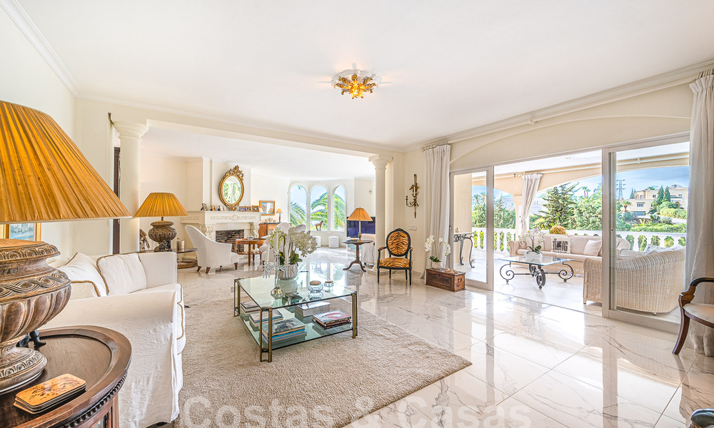Villa traditionnelle méditerranéenne de luxe à vendre avec vue sur la mer dans une communauté fermée sur le Golden Mile de Marbella 54423