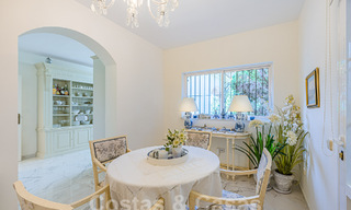 Villa traditionnelle méditerranéenne de luxe à vendre avec vue sur la mer dans une communauté fermée sur le Golden Mile de Marbella 54426 