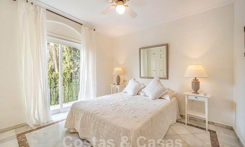 Villa traditionnelle méditerranéenne de luxe à vendre avec vue sur la mer dans une communauté fermée sur le Golden Mile de Marbella 54428
