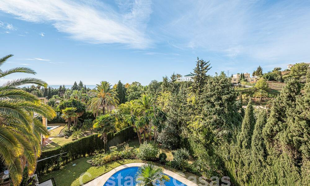 Villa traditionnelle méditerranéenne de luxe à vendre avec vue sur la mer dans une communauté fermée sur le Golden Mile de Marbella 54430