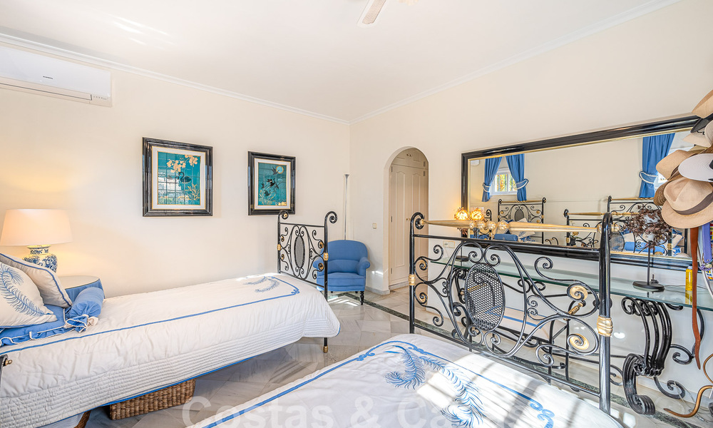Villa traditionnelle méditerranéenne de luxe à vendre avec vue sur la mer dans une communauté fermée sur le Golden Mile de Marbella 54431