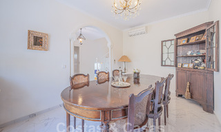 Villa traditionnelle méditerranéenne de luxe à vendre avec vue sur la mer dans une communauté fermée sur le Golden Mile de Marbella 54432 