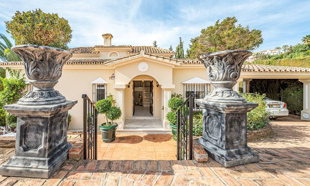 Villa traditionnelle méditerranéenne de luxe à vendre avec vue sur la mer dans une communauté fermée sur le Golden Mile de Marbella 54433