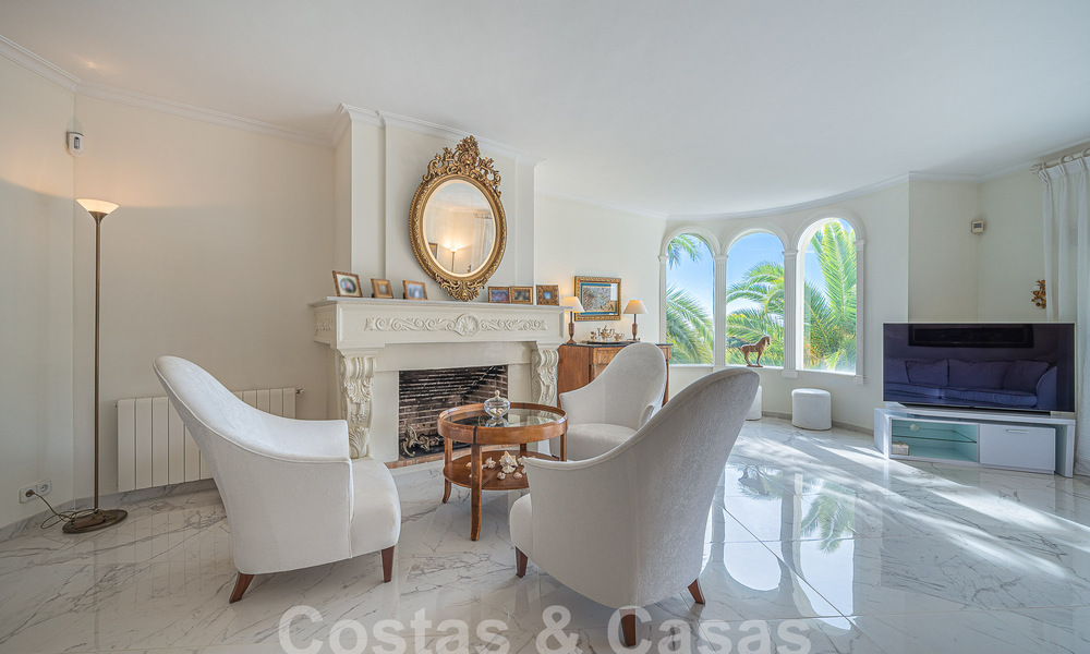 Villa traditionnelle méditerranéenne de luxe à vendre avec vue sur la mer dans une communauté fermée sur le Golden Mile de Marbella 54449