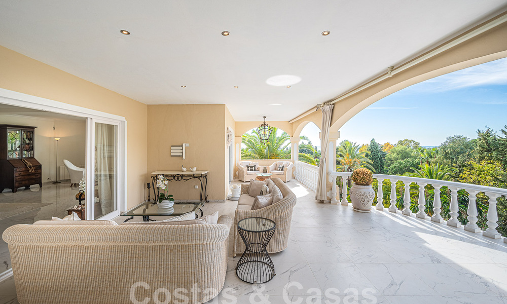Villa traditionnelle méditerranéenne de luxe à vendre avec vue sur la mer dans une communauté fermée sur le Golden Mile de Marbella 54450