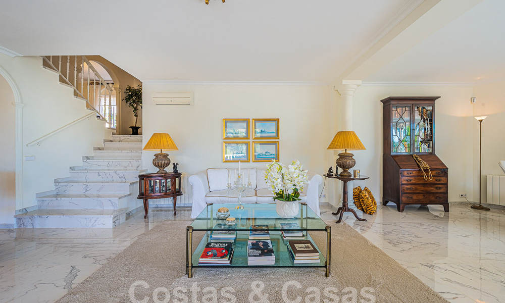 Villa traditionnelle méditerranéenne de luxe à vendre avec vue sur la mer dans une communauté fermée sur le Golden Mile de Marbella 54459