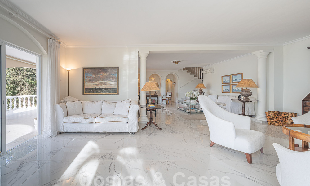 Villa traditionnelle méditerranéenne de luxe à vendre avec vue sur la mer dans une communauté fermée sur le Golden Mile de Marbella 54460