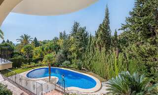 Villa traditionnelle méditerranéenne de luxe à vendre avec vue sur la mer dans une communauté fermée sur le Golden Mile de Marbella 54461 