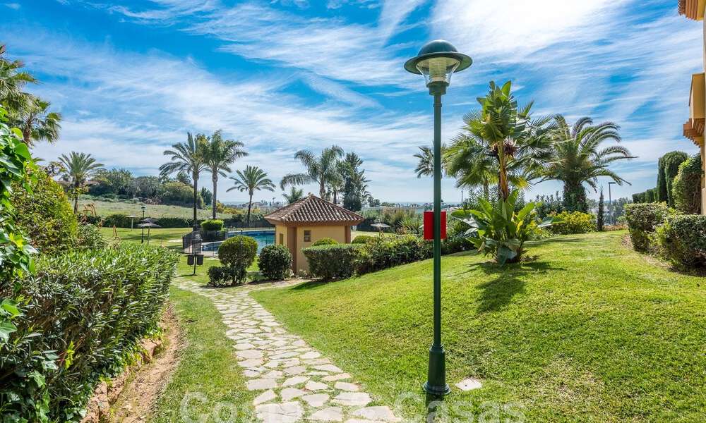 Appartement de jardin à vendre à proximité de Puerto Banus et de la plage dans une urbanisation fermée à Nueva Andalucia, Marbella 55187