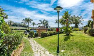 Appartement de jardin à vendre à proximité de Puerto Banus et de la plage dans une urbanisation fermée à Nueva Andalucia, Marbella 55187 