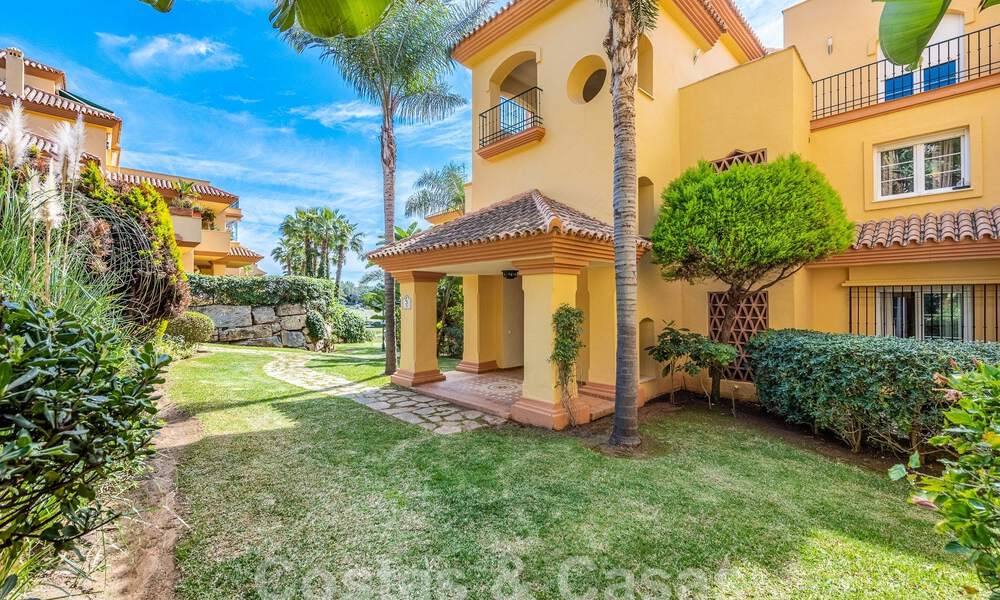 Appartement de jardin à vendre à proximité de Puerto Banus et de la plage dans une urbanisation fermée à Nueva Andalucia, Marbella 55206