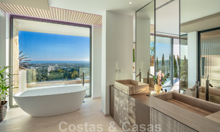 Prête à emménager. Villa neuve exclusive avec vue imprenable sur la mer à vendre, située dans une communauté fermée à La Quinta, Marbella - Benahavis 51851 
