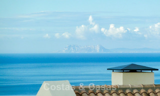 Penthouse duplex moderne à vendre avec vue panoramique sur la mer, situé dans un complexe convoité à Los Monteros, Marbella 52244 