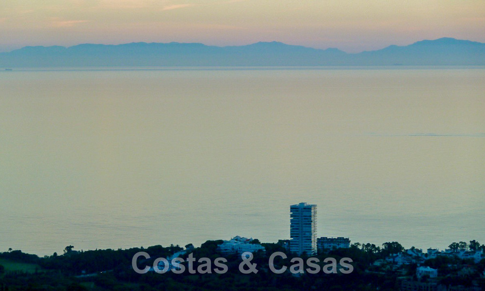 Penthouse duplex moderne à vendre avec vue panoramique sur la mer, situé dans un complexe convoité à Los Monteros, Marbella 52245