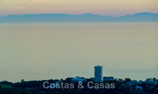 Penthouse duplex moderne à vendre avec vue panoramique sur la mer, situé dans un complexe convoité à Los Monteros, Marbella 52245 