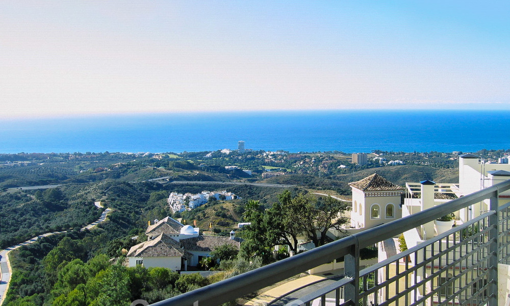 Penthouse duplex moderne à vendre avec vue panoramique sur la mer, situé dans un complexe convoité à Los Monteros, Marbella 52247
