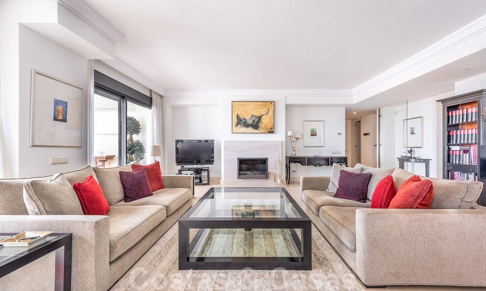 Penthouse duplex moderne à vendre avec vue panoramique sur la mer, situé dans un complexe convoité à Los Monteros, Marbella 52253