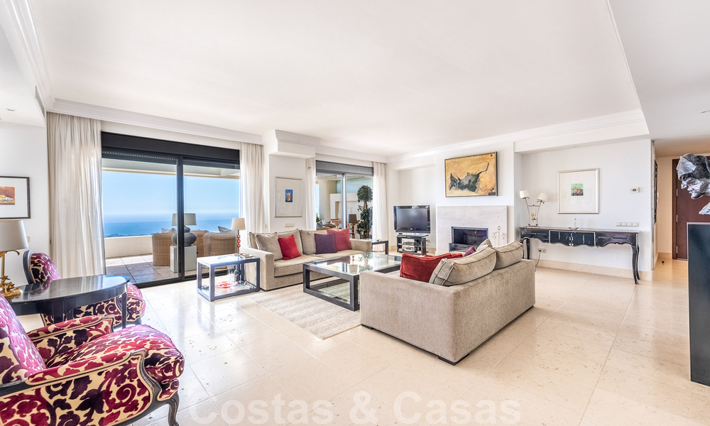 Penthouse duplex moderne à vendre avec vue panoramique sur la mer, situé dans un complexe convoité à Los Monteros, Marbella 52255