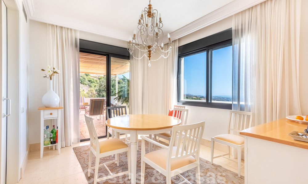 Penthouse duplex moderne à vendre avec vue panoramique sur la mer, situé dans un complexe convoité à Los Monteros, Marbella 52256