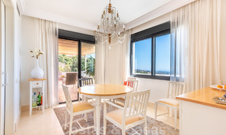 Penthouse duplex moderne à vendre avec vue panoramique sur la mer, situé dans un complexe convoité à Los Monteros, Marbella 52256 