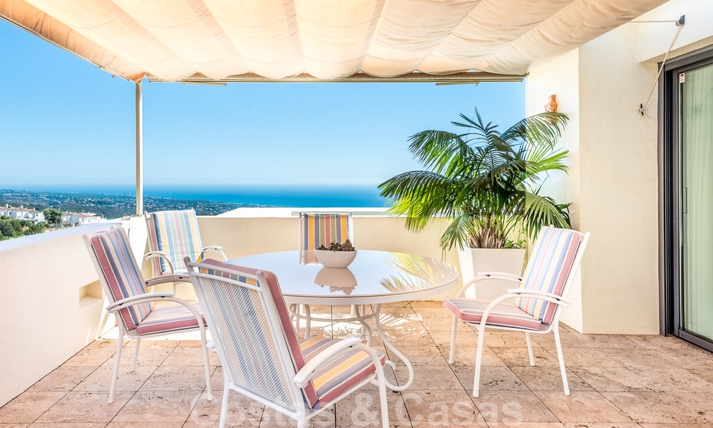 Penthouse duplex moderne à vendre avec vue panoramique sur la mer, situé dans un complexe convoité à Los Monteros, Marbella 52258