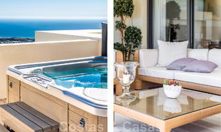 Penthouse duplex moderne à vendre avec vue panoramique sur la mer, situé dans un complexe convoité à Los Monteros, Marbella 52259 